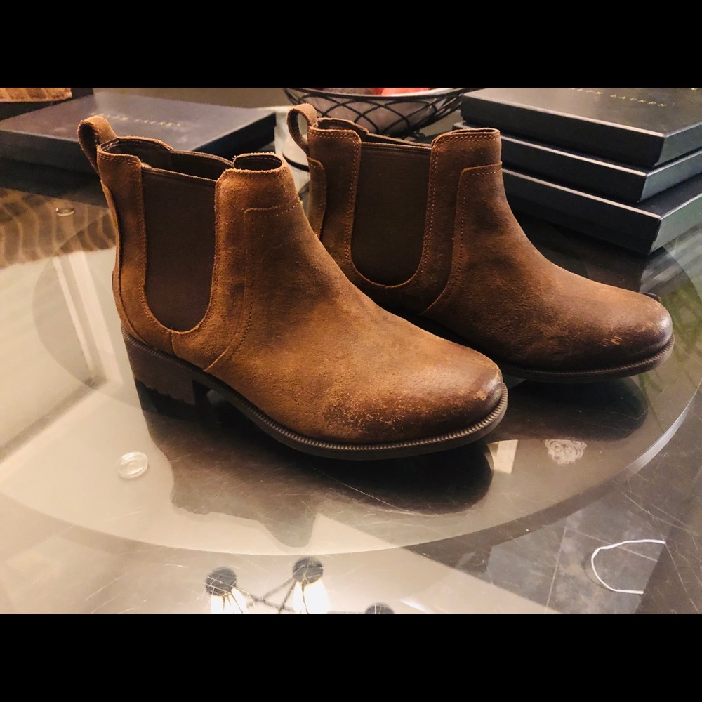 New Ugg short boots sz 8.5